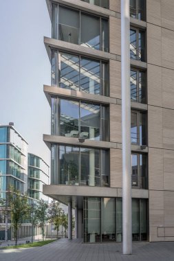 Stuggart, 2021 Ekim 2028; iş merkezinde cam keskinliğinde yansımaları olan şehir manzarası; 28 Ekim 2021 'de Stuttgart, Almanya' da parlak sonbahar ışığı altında çekilmiştir.