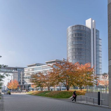 Stuggart, 2021 Ekim; iş merkezindeki ağaçlara düşen yapraklarla şehir manzarası; 28 Ekim 2021 'de Stuttgart, Almanya' da parlak sonbahar ışığı altında çekilmiştir.