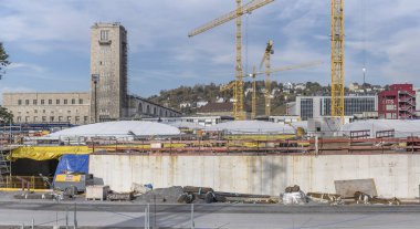 Stuggart, 2021 Ekim 2028; tren istasyonunun yenilendiği büyük inşaat sahasına sahip şehir manzarası, 28 Ekim 2021 'de Almanya' nın Stuttgart kentinde parlak sonbahar ışığında çekilmiştir.