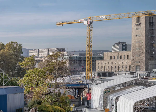斯图加特 2021年10月28日 在其翻新工程的大型建筑工地上 与历史火车站东侧的城市景观 2021年10月28日在德国斯图加特被强光射中 — 图库照片