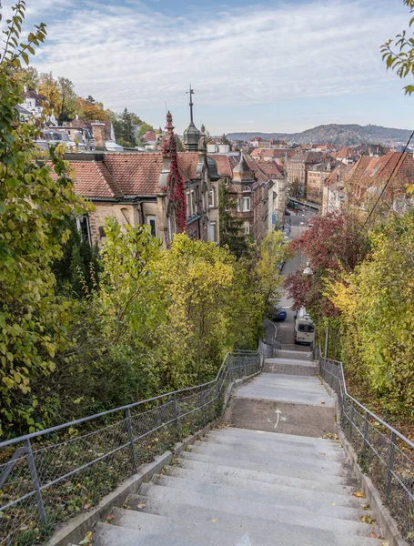 德国斯图加特的一座城市 在秋天的草木丛中 有陡峭的楼梯 在多贝尔工作人员头顶上明亮的落光下拍摄 免版税图库照片