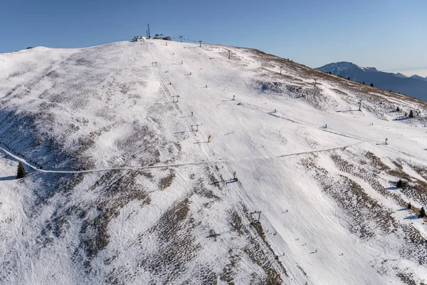 意大利伦巴第市Bergamo市的Orobie山 一架小型飞机在冬日明亮的灯光下对滑雪场的空中射击 — 图库照片