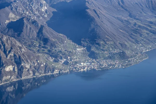 小さな飛行機からの空中撮影 セビーノ湖のマローン湖畔の村 明るい冬の光の中で撮影 ブレシア ロンバルディア イタリア — ストック写真