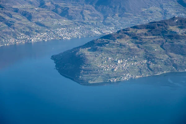 Letecký Snímek Malého Letadla Vesnicí Siviano Ostrově Montisola Sebinském Jezeře — Stock fotografie