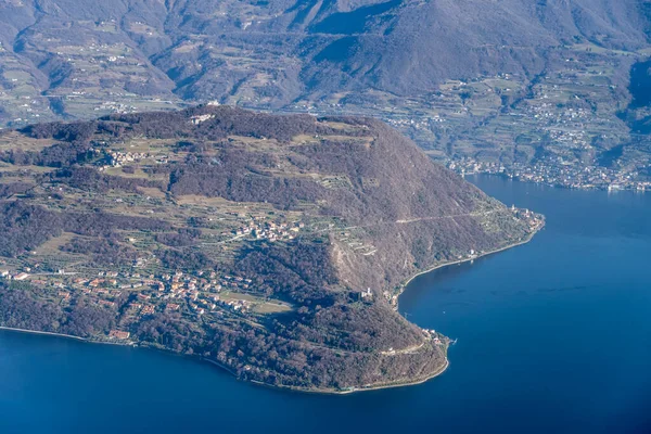 Plano Aéreo Desde Pequeño Avión Con Pueblo Senzano Isla Montisola — Foto de Stock