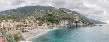 Monterosso, La Spezia, Liguria, İtalya 'da parlak kış ışığında çekilen Akdeniz kıyısındaki köy ve plaj manzarası