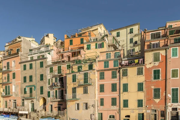Historyczne Tradycyjne Domy Nabrzeżu Kręcone Jasnym Zimowym Świetle Riomaggiore Cinque — Zdjęcie stockowe
