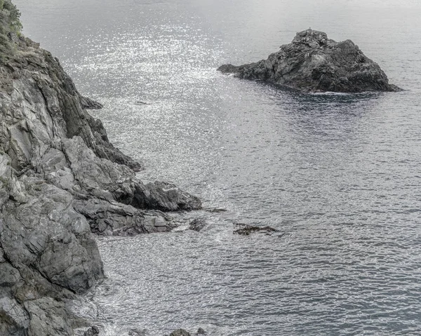 Paisagem Com Mar Mediterrâneo Brilhando Perto Costa Rochosa Aldeia Histórica — Fotografia de Stock