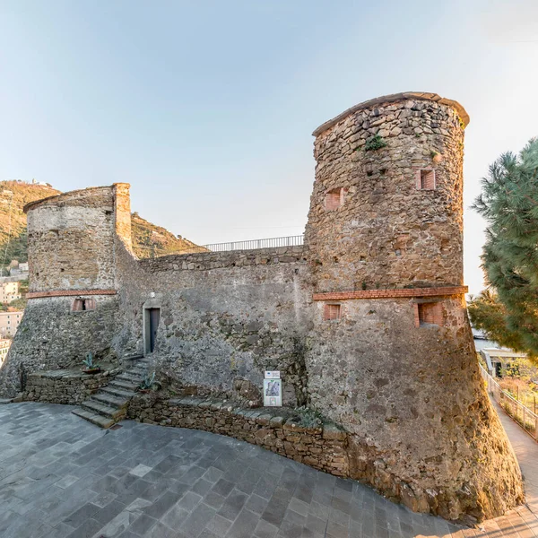 意大利Cinque Terre Riomaggiore 历史性的石头城堡 在明亮的冬光中被射中 免版税图库图片