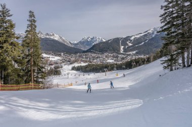 Tanınmayan kayakçılar Gschwandkopf 'taki kış dağ manzarasında kayak yaparken Seefeld, Tyrol, Avusturya' da parlak ışıkta çekildiler.,