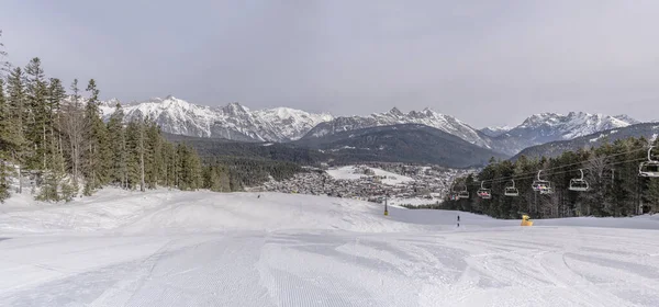 在奥地利蒂罗尔的Seefeld 雪地滑雪场的冬季山景在来自Gschwandkopf的树林中飘扬 光线明亮 — 图库照片