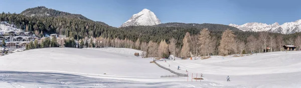 在奥地利蒂罗尔的Seefeld 冬季山景 斜坡和滑雪滑行在Geigenbuhellift 明亮的灯光下拍摄 — 图库照片