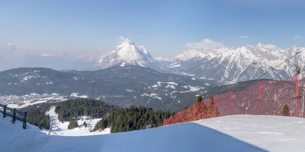 在奥地利蒂罗尔的Seefeld 与Hohe Munde Peak和Leutasch从Rosshutte起飞 在明亮的灯光下拍摄的冬季空中山景 — 图库照片