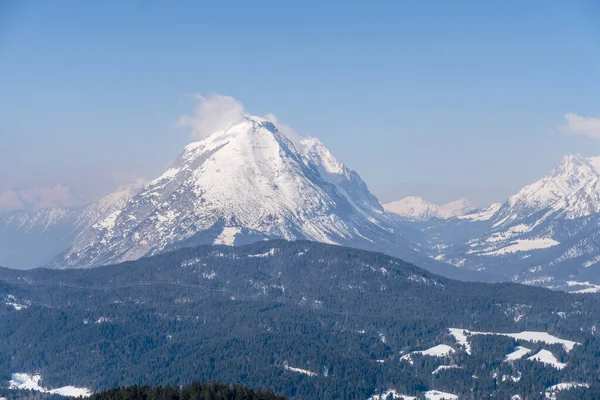 Χειμερινό Ορεινό Τοπίο Hohe Munde Peak Ξεπροβάλλει Από Μεγάλα Δάση — Φωτογραφία Αρχείου