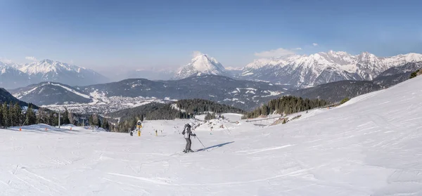 位于奥地利蒂罗尔Seefeld的空中冬季山地景观 在Rosshutte滑雪场上有很大的滑雪场 在头顶上明亮的灯光下拍摄 — 图库照片