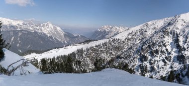 Harmelekopfbahn 'dan kayakla kaçan Rosshutte Bahn' ın hava ve kış manzarası Seefeld, Tyrol, Avusturya 'da parlak ışıkta çekildi.,
