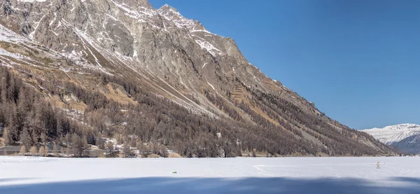 Winterlandschaft Mit Nördlichen Gebirgshängen Schneebedeckten Gefrorenen Seen Aufgenommen Hellem Licht — Stockfoto