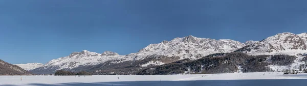 冬季风景 人们在白雪覆盖的冰封的湖面上漫步 南方山脉为背景 明亮的灯光照射在弗伦兰的普劳恩 — 图库照片