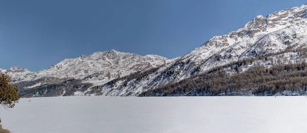 Paisagem Inverno Com Alta Gama Montanhas Lago Congelado Filmado Luz — Fotografia de Stock