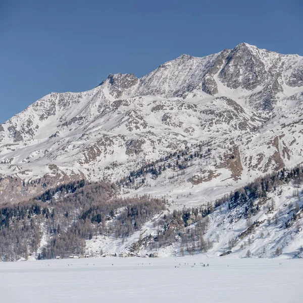Paisagem Inverno Com Pessoas Lago Gelado Nevado Pico Corvatsch Fundo — Fotografia de Stock