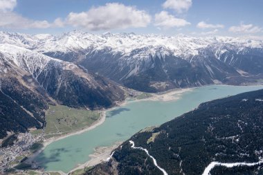 Resia Gölü 'ndeki Curon dağ köyünün küçük bir uçağından çekilen hava görüntüleri Venosta Vadisi' nde, Bolzano, Alto Adige, Ital 'de çekildi.