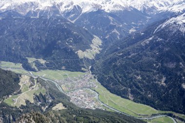 İngiliz nehri kıyısındaki Pfunds köyünün küçük bir uçağından çekilen hava görüntüleri, kuzeybatıdan, parlak bahar ışığı altında çekildi, Tyrol, Avustralya