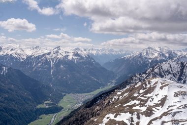 Inn nehrindeki Pfunds köyü yakınlarındaki Engadin Vadisi 'nin küçük bir uçağından çekilen hava görüntüleri. Kuzeydoğudan, parlak bahar ışığında çekildi.