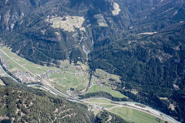 Flygfoto Från Ett Litet Plan Engadin Dalen Nära Tosens Bergsby — Stockfoto