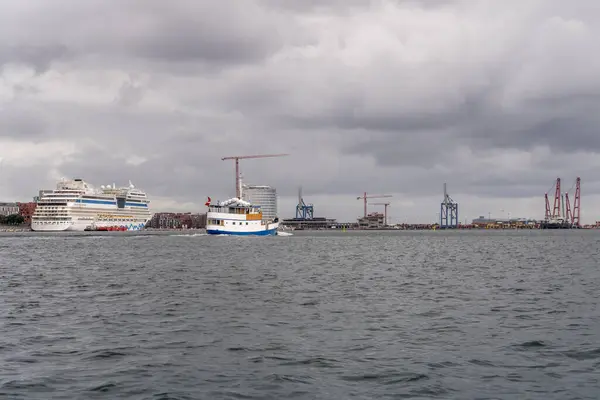 Cruise Ship Moored Harbor Embankment Shot Bright Cloudy Light Copenhagen — Stockfoto