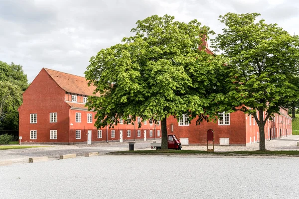 Kopenhag Danimarka Açık Bulutlu Bir Işıkta Çekilen Ağaçlarla Tekerlekli Araçla — Stok fotoğraf