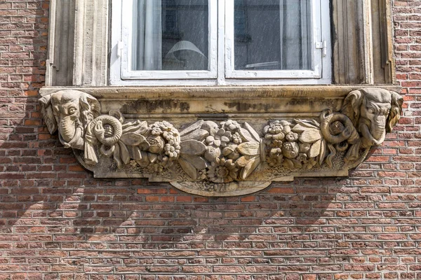 Detal Zdobionego Parapetu Zabytkowego Budynku Murowanego Nakręconego Jasnym Świetle Kopenhadze — Zdjęcie stockowe