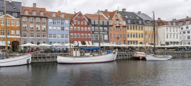 Kopenhag, 14 Haziran, 2022 Nyhavn Kanal Rıhtımı önünde demirlemiş eski teknelerin parlak bulutlu ışığı 14 Haziran 2022 'de Kopenhag, Danimarka' da çekildi.