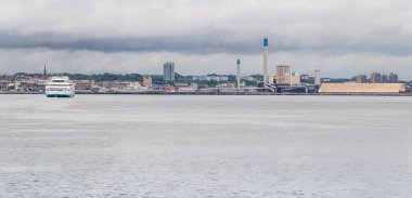 Helsingor, 19 Haziran, feribot Oresund Denizi 'nden geçiyor. Arka planda İsveç kıyıları var. 2022 Haziran günü Danimarka' nın başkenti Helsingor 'dan açık bulutlu bir ışıkla çekildi.