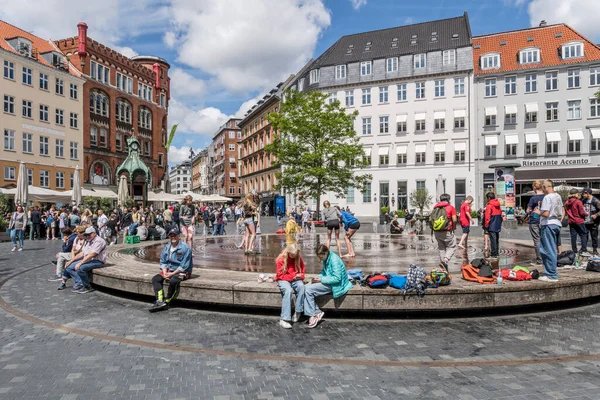 Copenhague 2022 Junho Jovens Brincam Com Fonte Água Praça Kultorvet — Fotografia de Stock