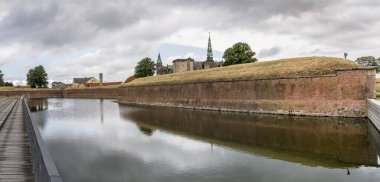Kronborg Kalesi 'ndeki surları ve hendekleri olan şehir, güneyden Helsingor, Danimarka' da parlak bulutlu bir ışık altında çekilmiştir.