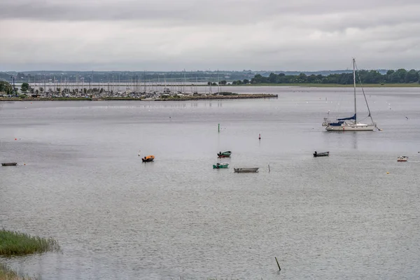 Fjord Landschap Met Recreatiehaven Boten Afgemeerd Vlak Water Geschoten Onder — Stockfoto