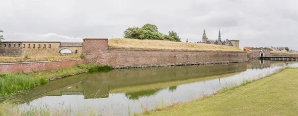 Cityscape Moat Ramparts Kronborg Castle Shot North West Bright Cloudy — Foto de Stock