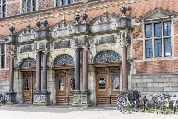 Városi Táj Kerékpárral Történelmi Pályaudvar Monumentális Bejáratánál Fényes Napsütésben Dániai — Stock Fotó