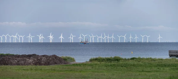 Landschap Met Wherry Zeilen Voorkant Van Grote Windpark Offshore Oresund — Stockfoto
