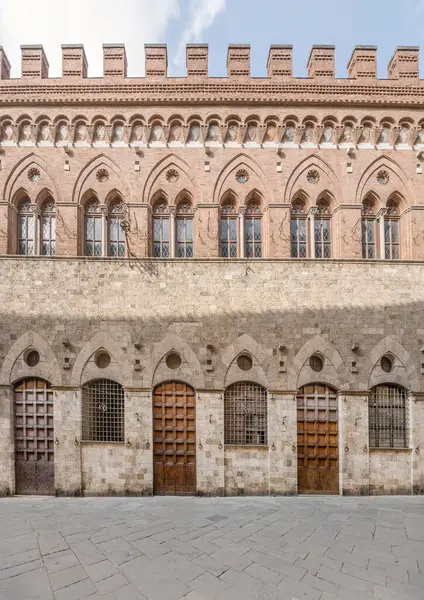 Cityscape Medieval Palace Gothic Facade Shot Bright Summer Light Siena — Zdjęcie stockowe