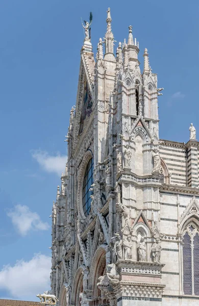 Statues Ornated Marble Facade Edge Monumental Maria Assunta Cathedral Shot — Stockfoto