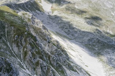 Barrea, Apennines, L 'Aquila, Abruzzo, İtalya yakınlarındaki parlak yaz ışığında çekilen dik kayalardan ve çığlıklardan oluşan küçük bir uçaktan havadan çekilen görüntüler.