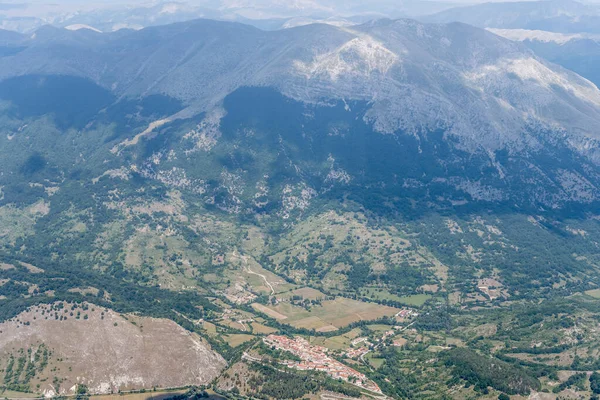 Zdjęcie Lotnicze Małego Samolotu Wioski Opi Abruzzo Park Szczytowym Zasięgiem — Zdjęcie stockowe