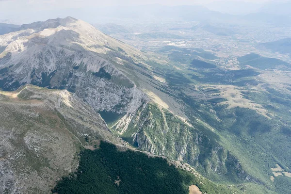 意大利阿布鲁佐 拉奎拉 Apennines Aquila Apennines Teve山谷陡峭的山崖上的一架小飞机 在夏夜明亮的灯光下 从西北部发射的空中射击 — 图库照片