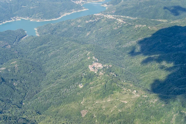 背景にサルト湖とマルチェッリ 歴史的な丘の上の村の小さな飛行機からの空中ショットは 明るい夏の光の中で北から撮影し Apennines Rieti ラツィオ イタリア — ストック写真