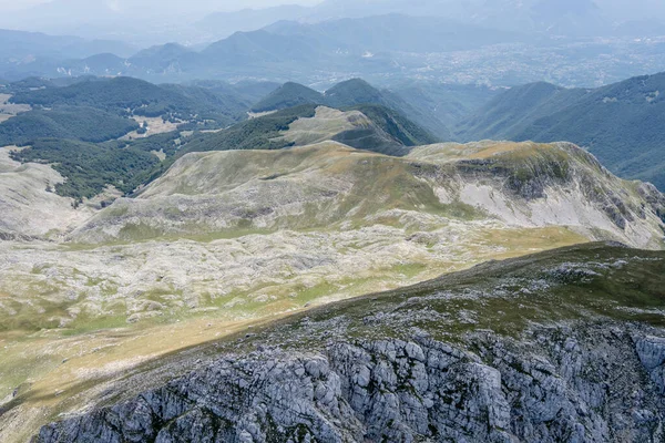 Aerial Shot Small Plane Barren Slopes Meta Range Shot Bright — Stock Photo, Image