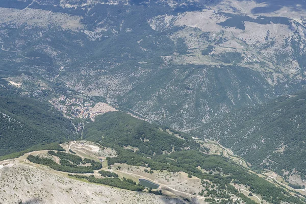 意大利阿布鲁佐 拉奎拉 Apennines Aquila Abruzzo 在夏日明亮的阳光下 从一架小飞机上向Scanno山顶村发射了空中射击 — 图库照片