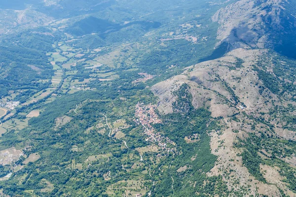 在意大利阿布鲁佐 拉奎拉 Apennines Aquila San Donato村的一架小型飞机上的空中射击 — 图库照片