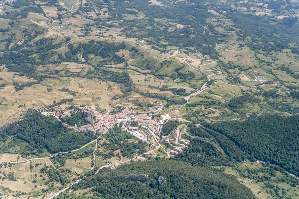 西からの明るい夏の光の中で撮影されたPizzoferrato村の小さな飛行機からの空中撮影 Apennines Chieti Abruzzo イタリア — ストック写真