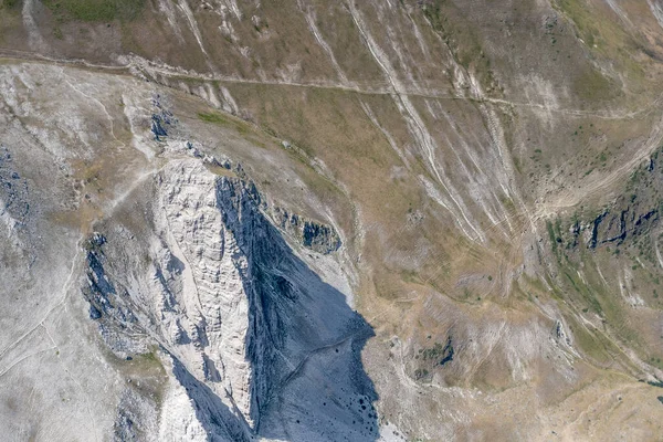 Aerial Shot Small Plane Steep Crags Barren Slopes Vettore Peak — Stock Photo, Image